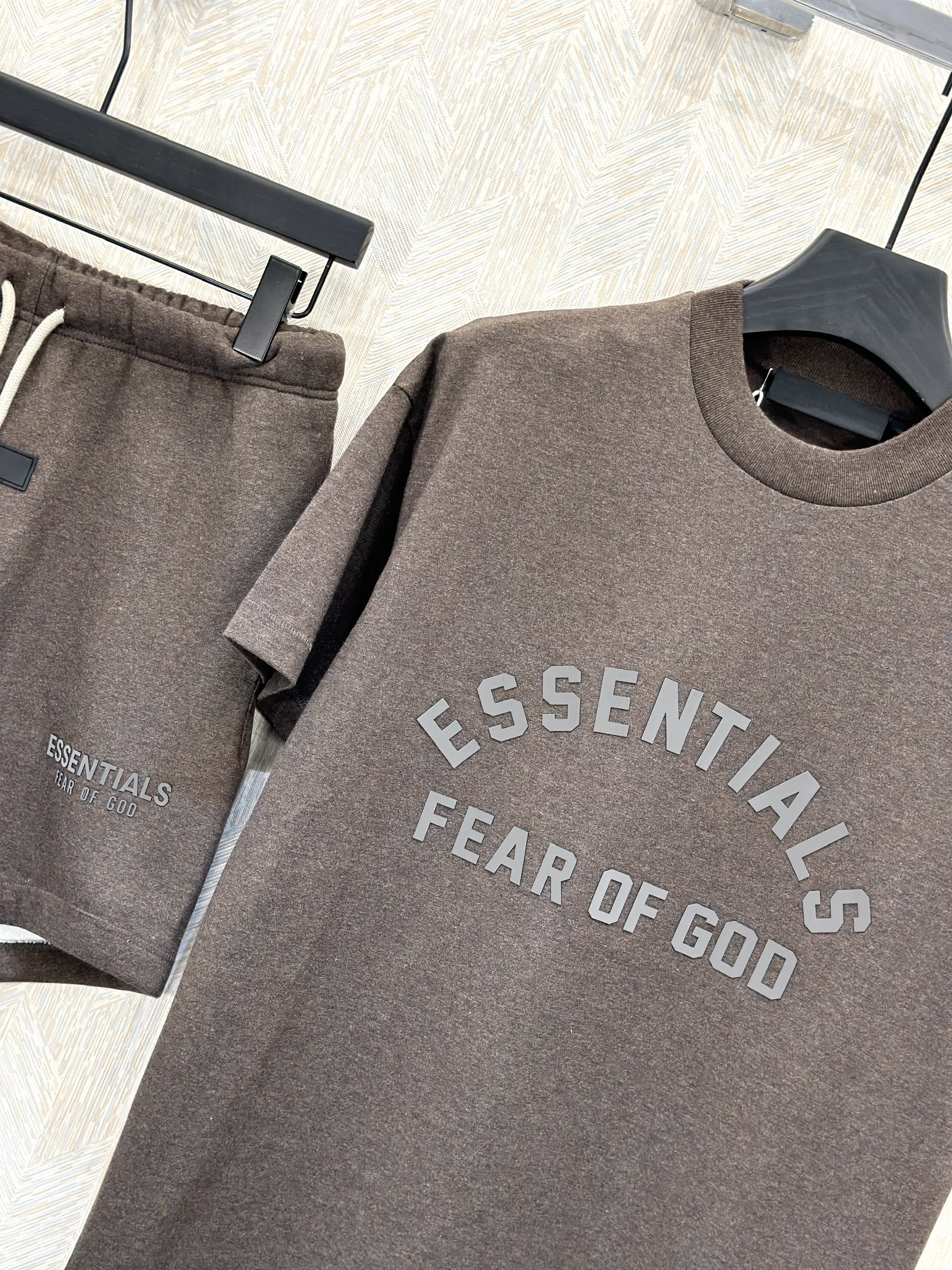 Bộ, Set hè Essentials Nâu logo chữ nổi Like Auth on web VTN